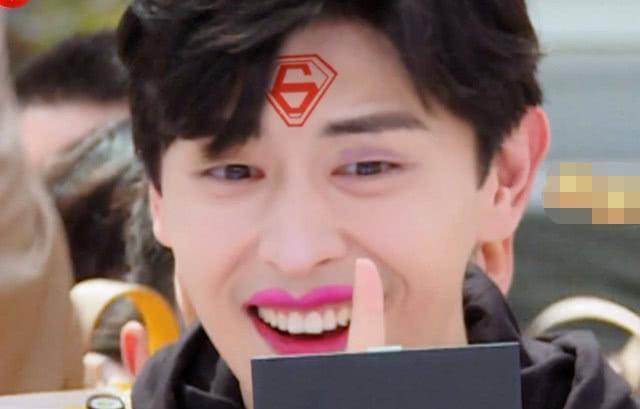 原创邓伦被恶搞化妆看到妆后效果别人都看不下去唯独热巴盯着笑