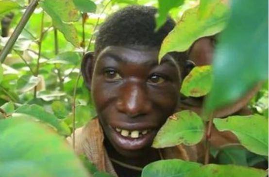 原创非洲男子长相酷似猴娃长相返祖以吃香蕉为食7天能跑460里