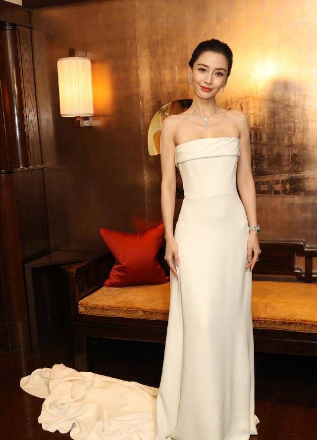 angelababy白色高定礼服出席香港某活动,与超模琦琦同框接受采访
