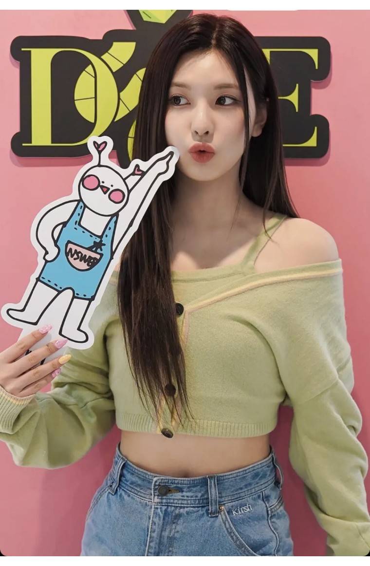 南韩腿精张元英性感顶流jennie韩国小花私下都爱穿什么