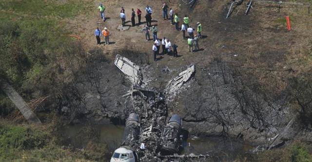 最近客机坠机事件空难图片