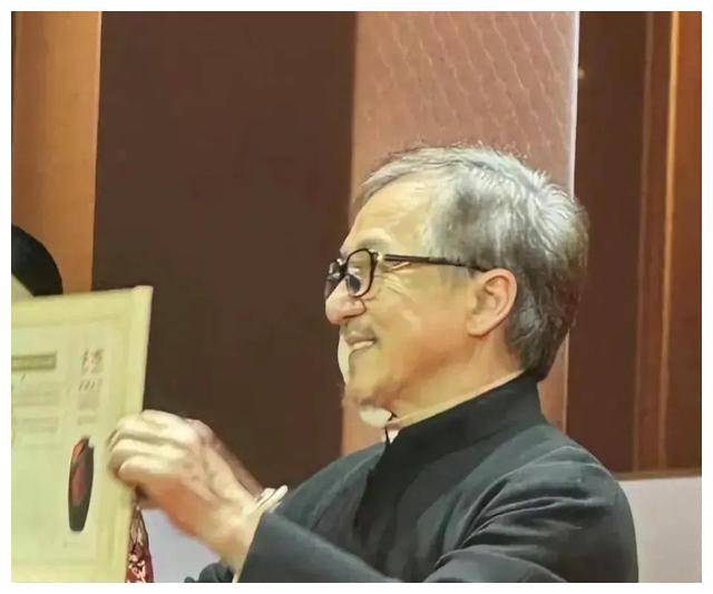 成龙70 岁新近照惊艳曝光,引爆网络热议!_时光_功夫_演艺