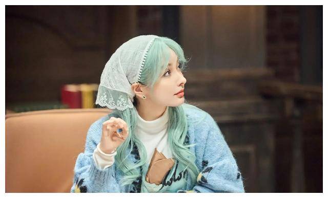 吴昕穿搭曝光绿发照片惊艳头上戴蕾丝头巾如精灵降临