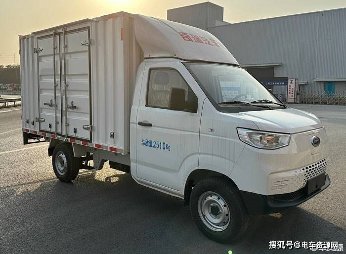 从外观来看,开瑞小象x3采用的是第380批新车公示中江豚e5系列的车头