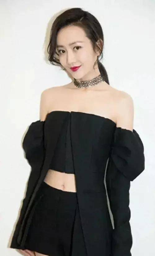 王鸥璀璨如星独具魅力肌肤如雪熠熠生辉