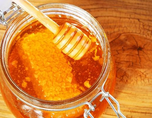 土蜂的养殖技术,我们怎样做不影响蜂蜜的原有质量?_蜜蜂_进行_时候