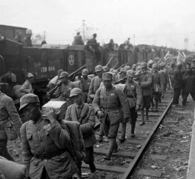 就这样,母亲还是拗不过谢春生的想法,不得不含泪送他去了部队.