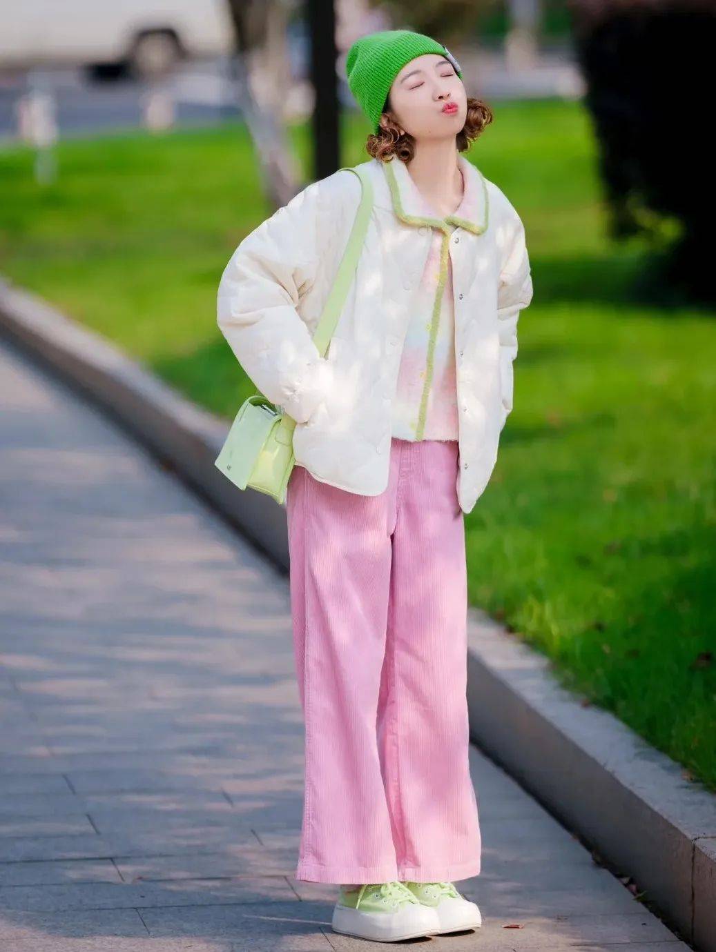 令人眼前一亮的「格林系」穿搭?春天就穿它,清新又治愈!_cr_绿色_色彩