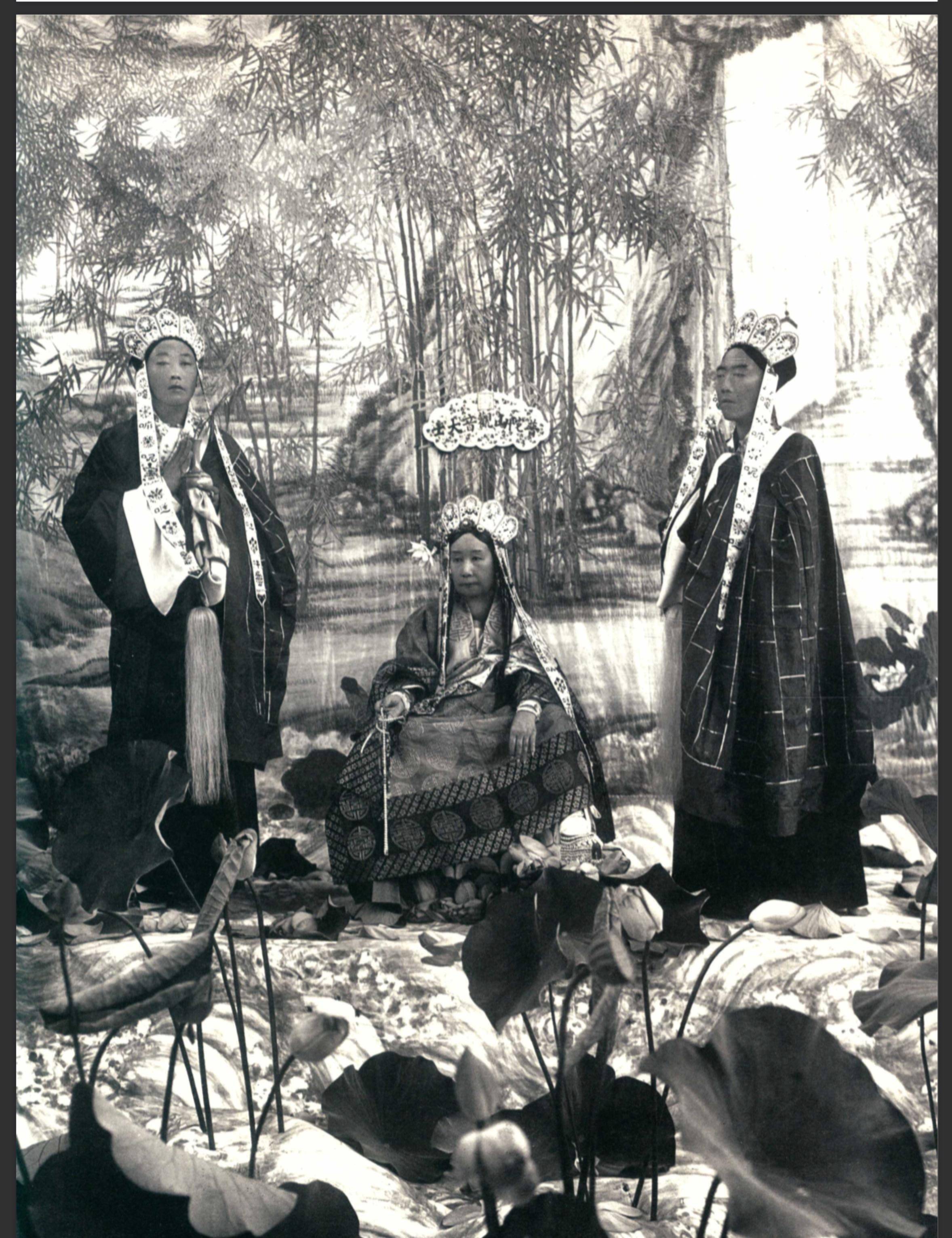 一,阿鲁特氏的外祖父端华,当年是咸丰临终指定的"赞襄政务八大臣"之一