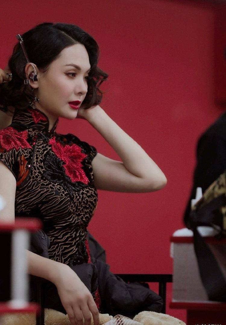 原创程莉莎穿旗袍跳舞看到裙子开衩的高度真不怕老公郭晓东生气