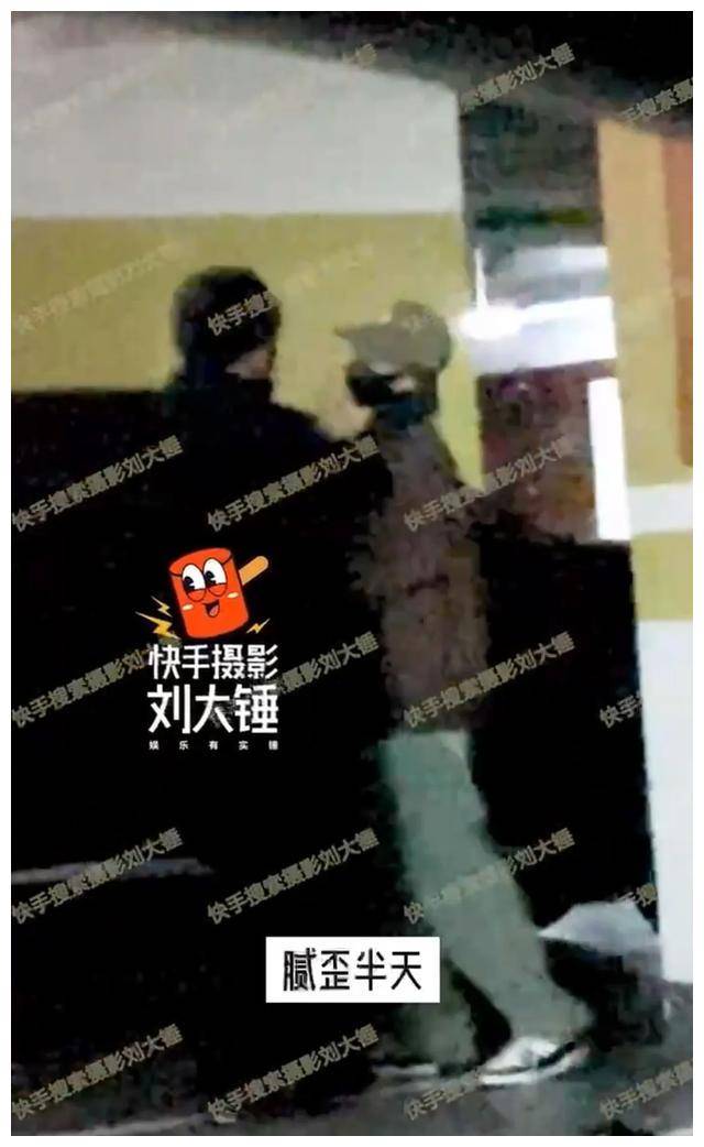 提到"我可不结婚",有网友发现胡夏的经纪人用大号来观看金晨的出镜,这