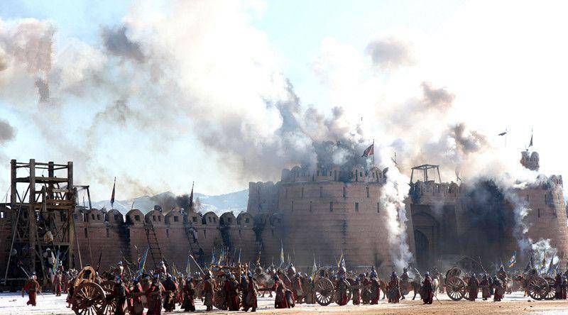 有时候观众会看到一个场景:攻城士兵往往会把梯子架到城墙上,然后顺着