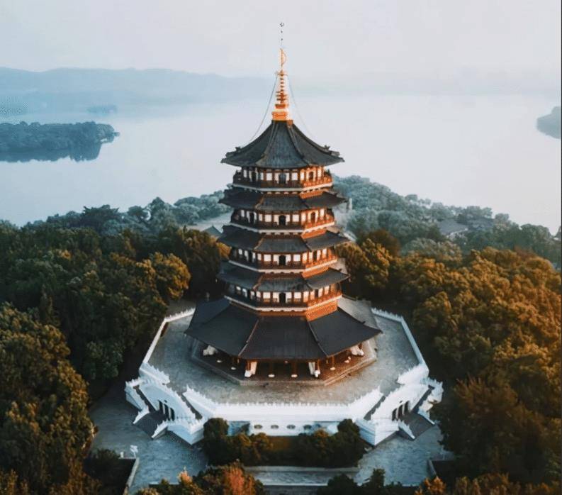 原创雷峰塔倒塌不仅白娘子出现了千年镇塔之宝也得以重见天日