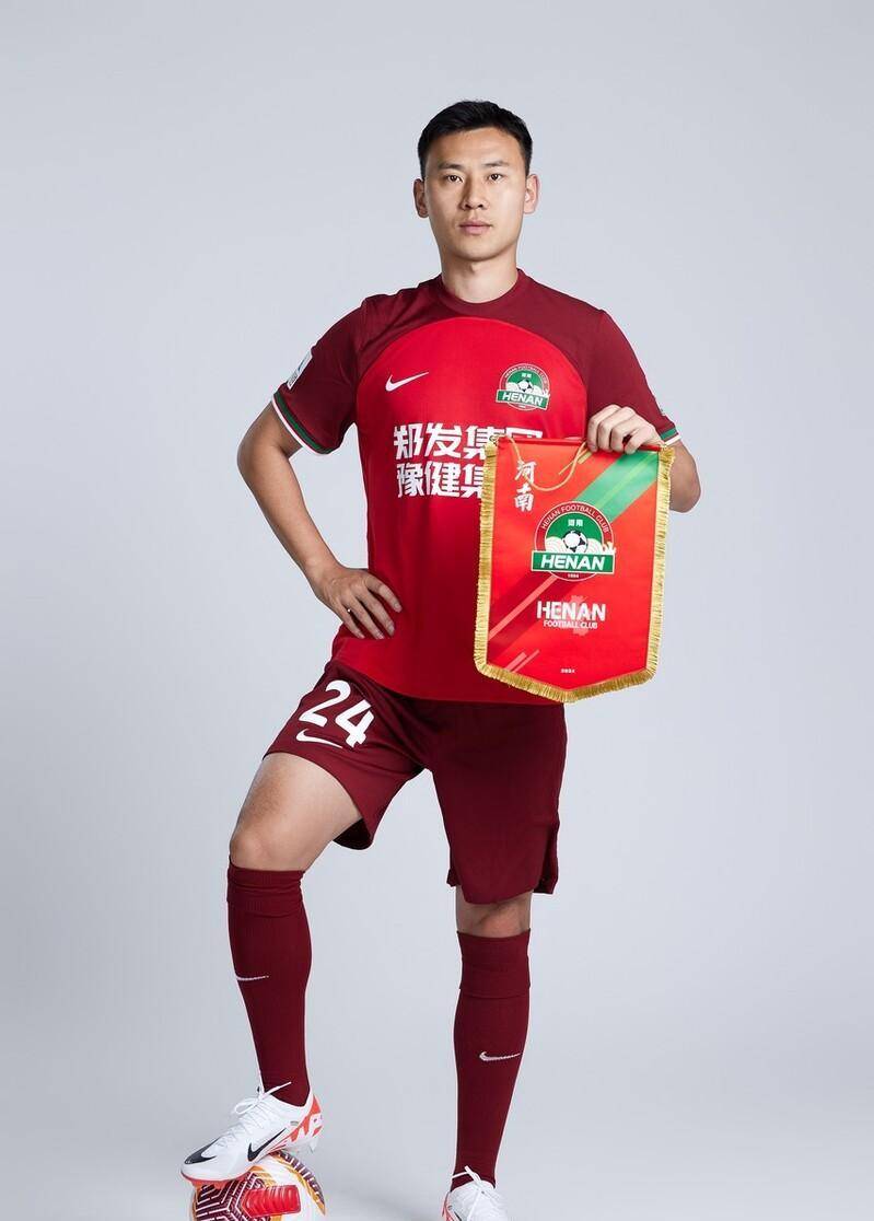 河南队的争议球员从舆论漩涡到球队主力,现已连续两场成为首发_李松益