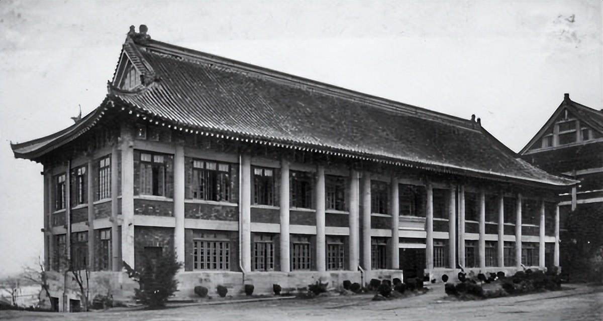 1936年高中毕业后,林兰英以优异成绩考取了福建协和大学物理系.