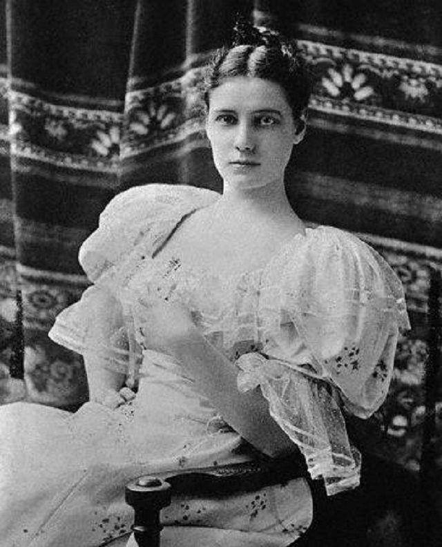 美国女记者装疯潜入精神病院只待了10天被律师带出来面如死尸