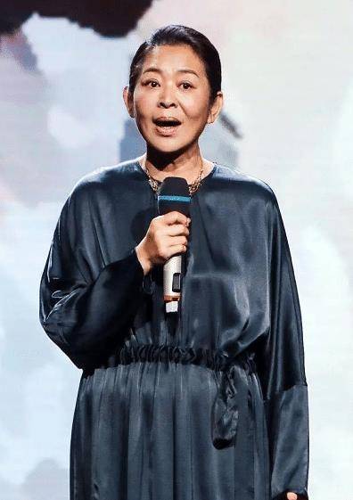 倪萍60岁开始减肥成功穿宽松缎带连衣裙录节目年轻10岁不止