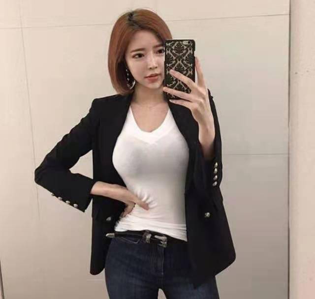43岁美女主播身材曼妙多姿好身材来自运动锻炼