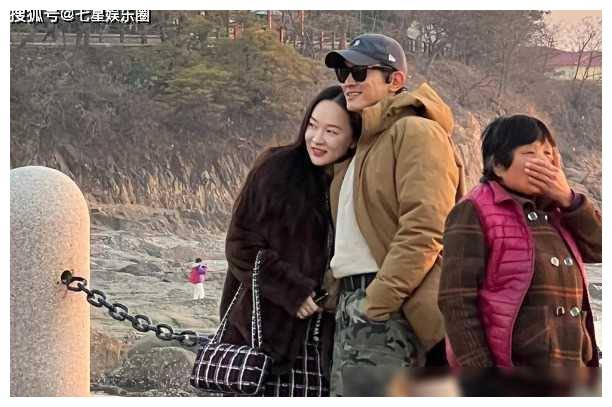 霍思燕家晒出吃麻辣烫照片嗯哼乖巧妹妹丸子头超萌