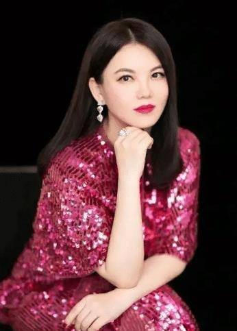 原创李湘终于穿对了黑色西装配印花衬衫最少显瘦10斤总算信106斤