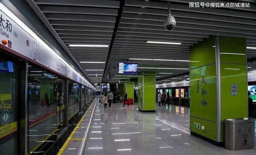 2站就到嘉禾望岗,抵达云门new park,云悦里广场,金铂天地等繁华商圈