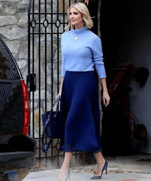 原创伊万卡身材真厉害真空穿粉色西装也藏不住凹凸感不愧是尤物