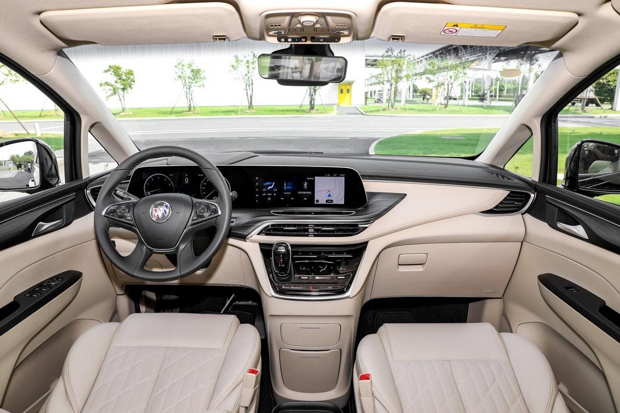 6英寸支持旋转的中控屏幕,电子挡把也和比亚迪其他车型相似.