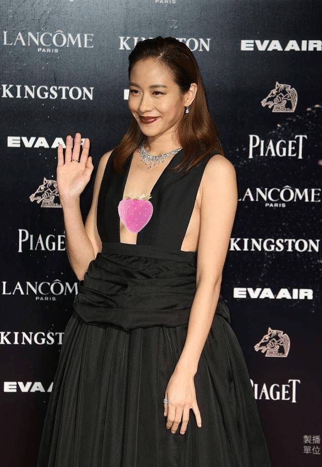 原创林嘉欣真作妖穿深v连衣裙显胖10斤不止姨妈红唇太显老