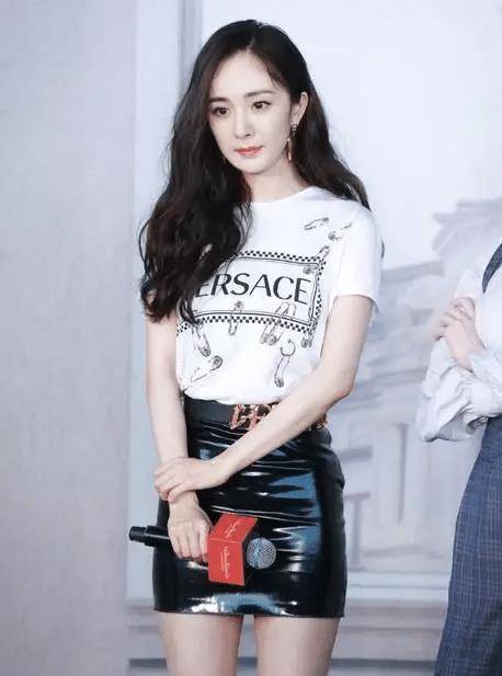 杨幂太有心机了超短皮裙还故意穿小号显身材惊现蜜桃臀