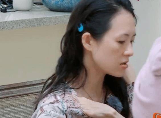 原创41岁章子怡素颜现身状态令人唏嘘网友不画眉毛都变老了