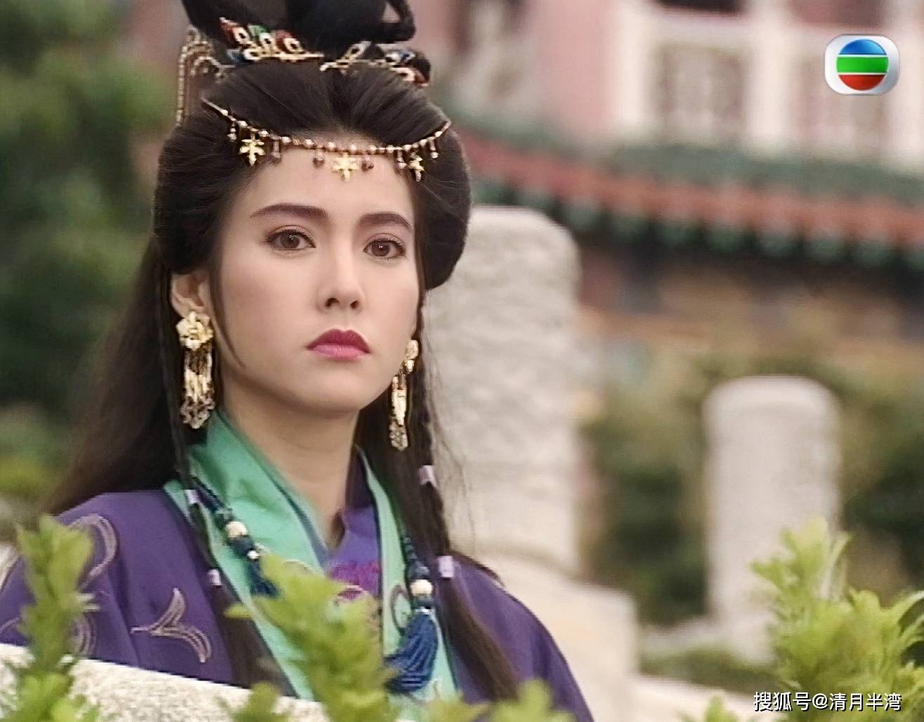 8,李婉华冷月的公主造型额饰是亮点,或是金色毛边三角抹额,或是白色
