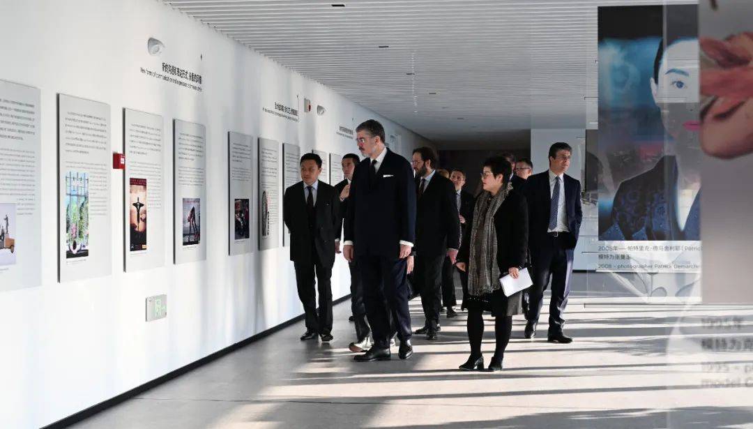 华勤集团党委书记牛宜顺,董事长牛腾,倍耐力亚太区首席执行官保罗等