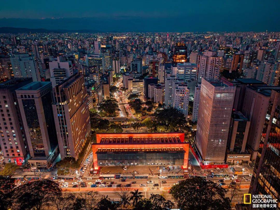 在史诗般的河流上独自远航或摘下面具和传奇一起摇滚