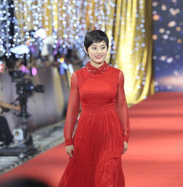 孙俪终于高调捞金穿大红色连衣裙走红毯优雅气质非一般
