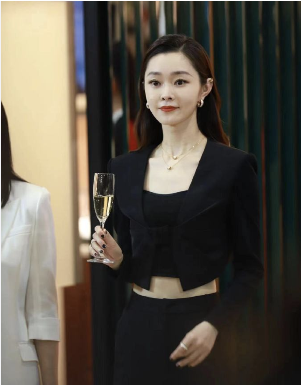 毕竟年龄在那放着,年轻就是资本啊.镜头拉近,宋轶的相貌也是很能打的.