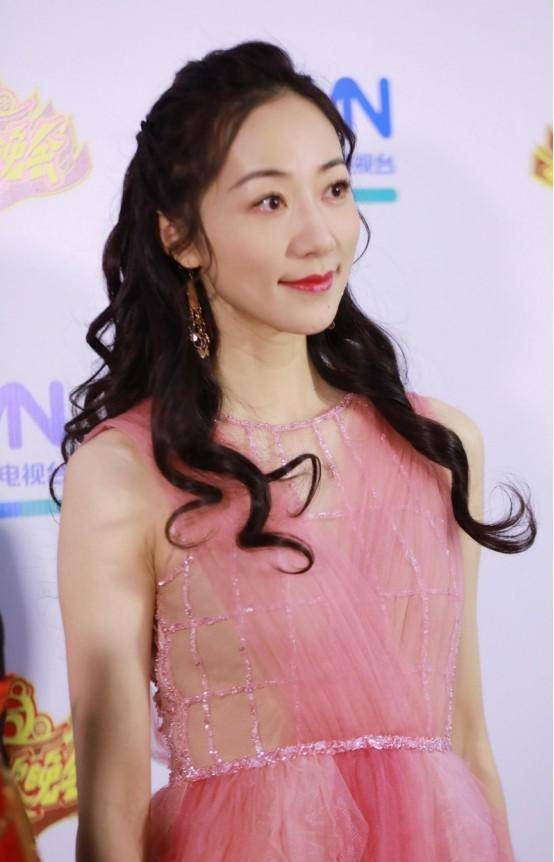 在综艺《女人有话说》里面,韩雪邀请谢依霖,奚梦瑶来家里做客.