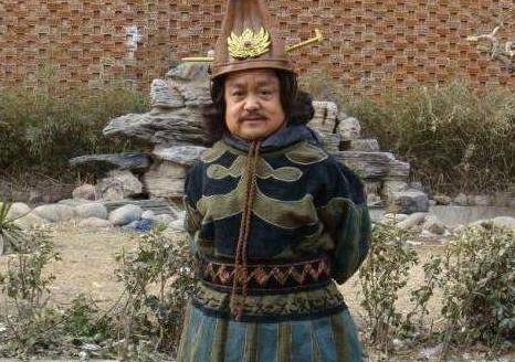 中国第一矮人:身高1米15娶小18岁娇妻,后无戏可拍娇妻卷款而逃