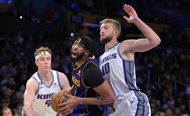 网友评论指出,浓眉似乎只欺负唐斯,对于能在内线进攻和防守的对手,则