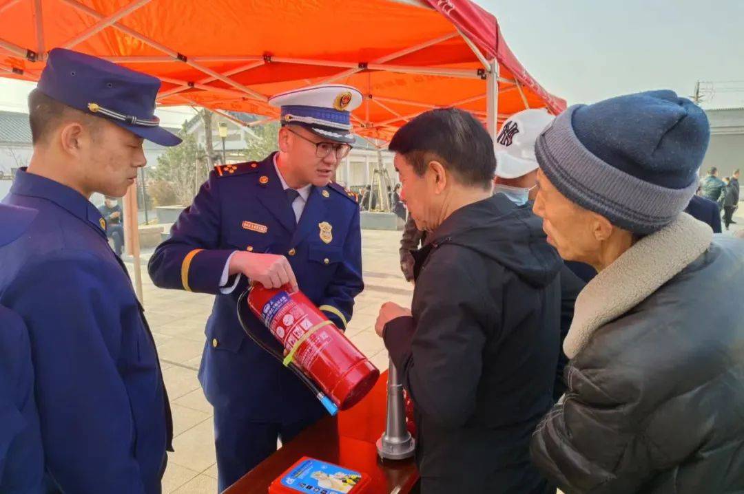 活动过程中,壶关县消防救援大队向过往的群众详细的介绍了灭火器的