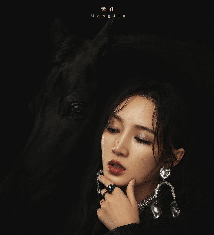 原创成团之夜即将来袭浪姐晒骊色骏马海报不愧是帅气的姐姐