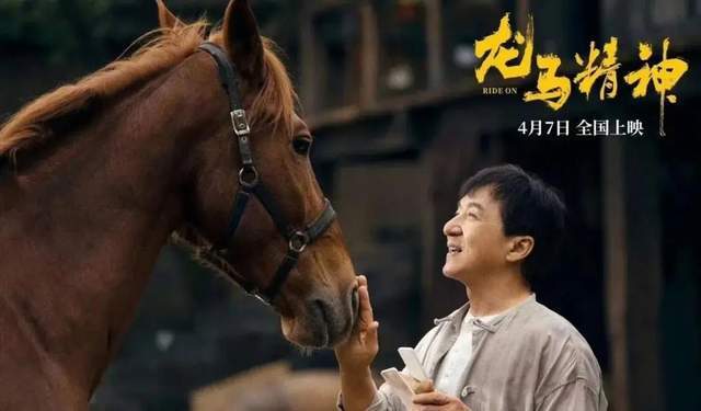 原创成龙身体亮红灯满头白发衰老明显走路踉跄直不起腰