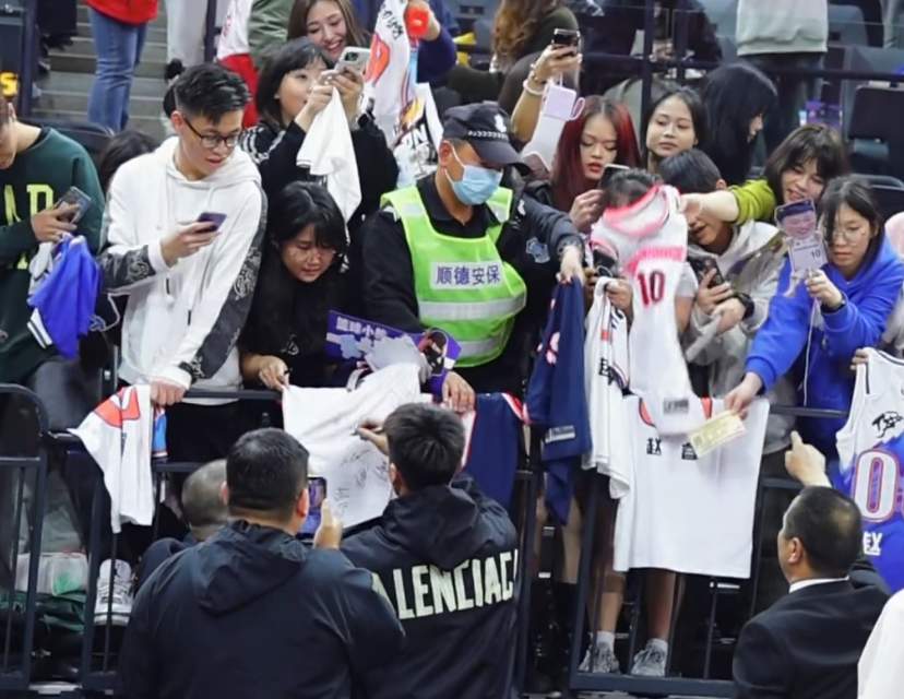 原创新疆官宣赵睿跟队视频阿不都于德豪与其拥抱狂送签名太开心