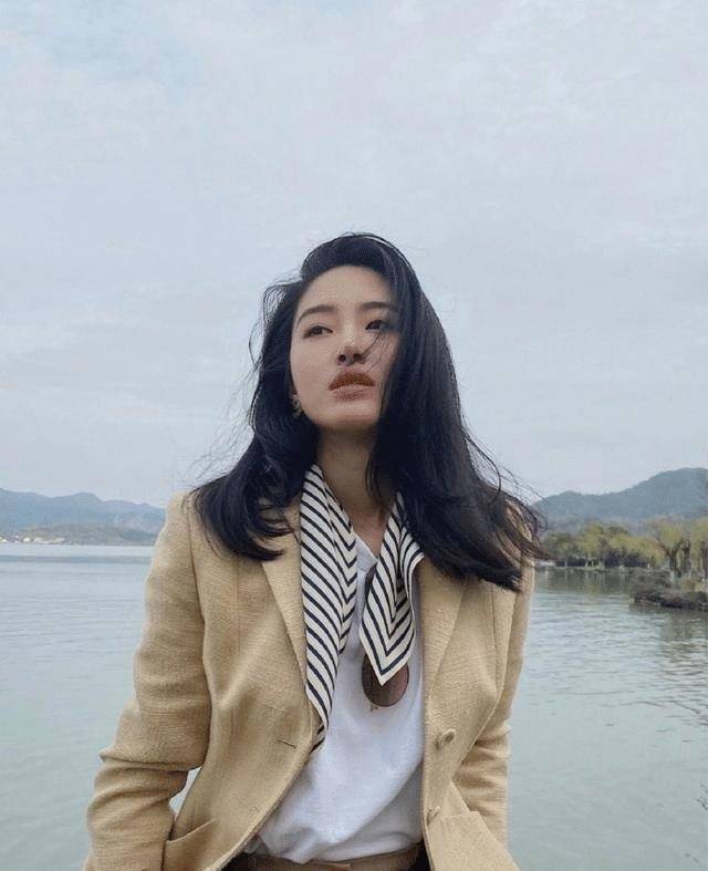 杨采钰嫁富商后真高调,一身名牌凹造型,看到34000西装服了