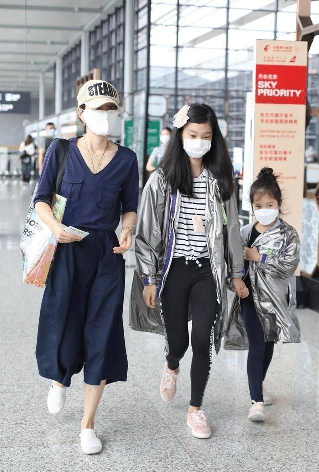 原创马伊琍离婚后带女儿亮相蓝t恤配阔腿裤好高级两女儿都像文章