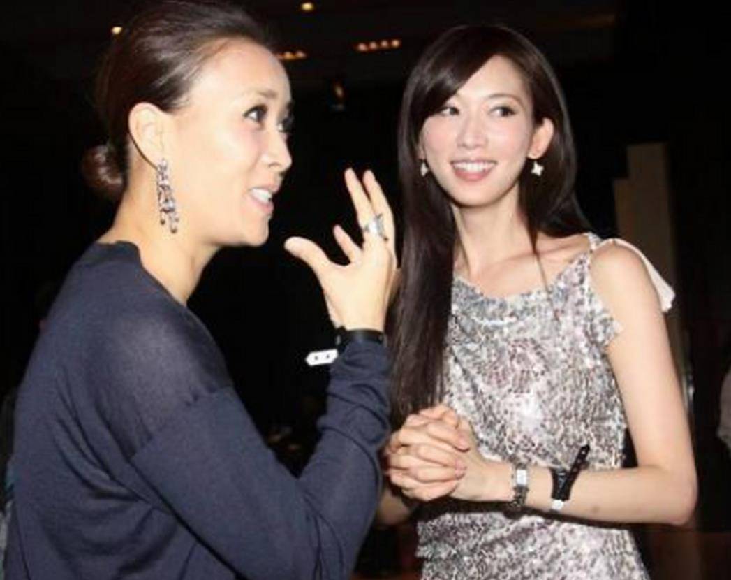 来到那英面前向她问好,或许是抱着尊重前辈的想法,作为好友的那英