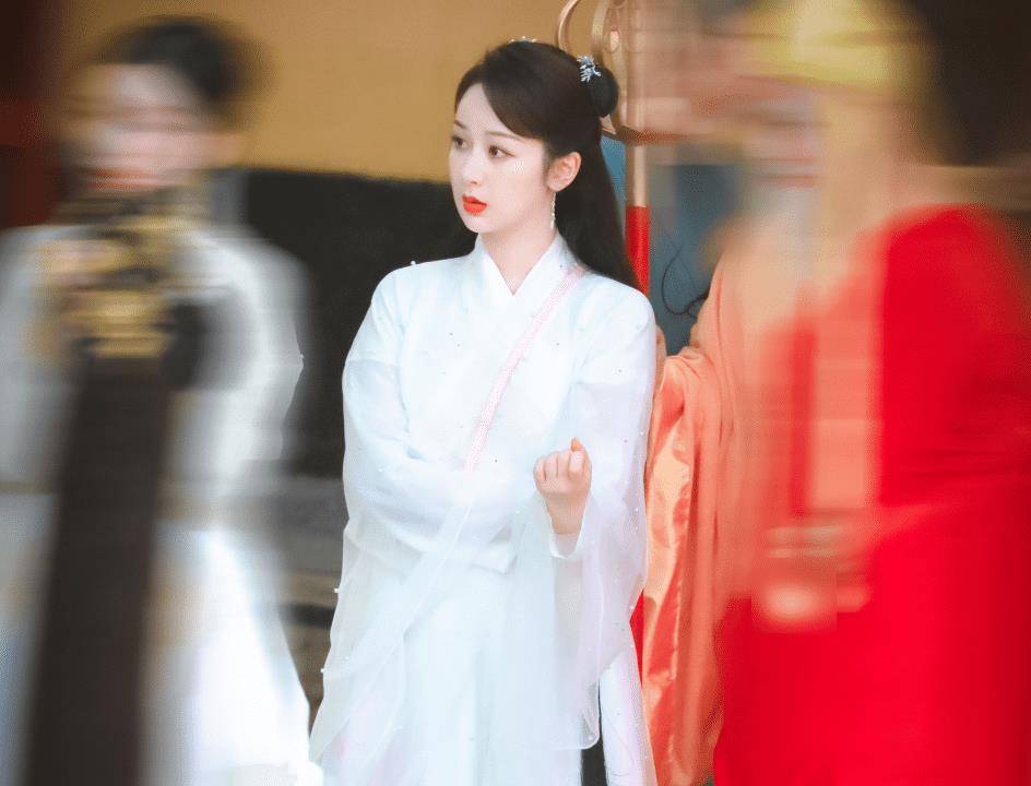 杨紫早前接拍了一部古装剧《香蜜沉沉烬如霜》,当时在剧中饰演的"锦觅