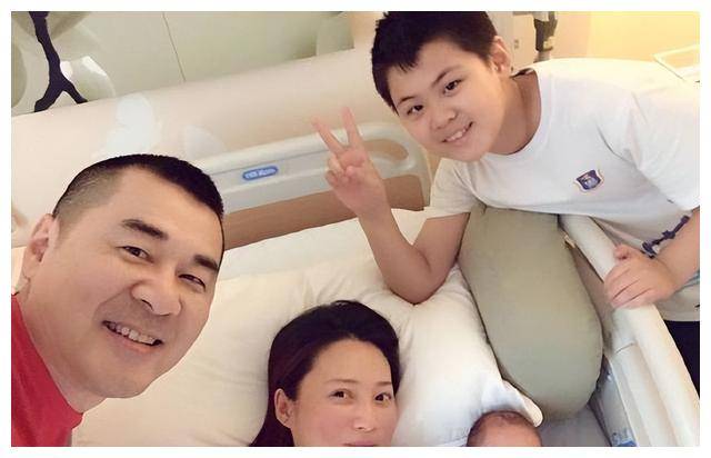 蒋勤勤47岁,紧身裙穿出魅力,系扣子差点不及时,瞩目身材!