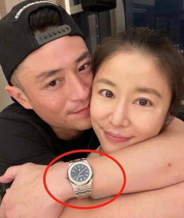 林心如霍建华同框自拍,秀恩爱破分手传言,手上百万手表亮了_生活_事业