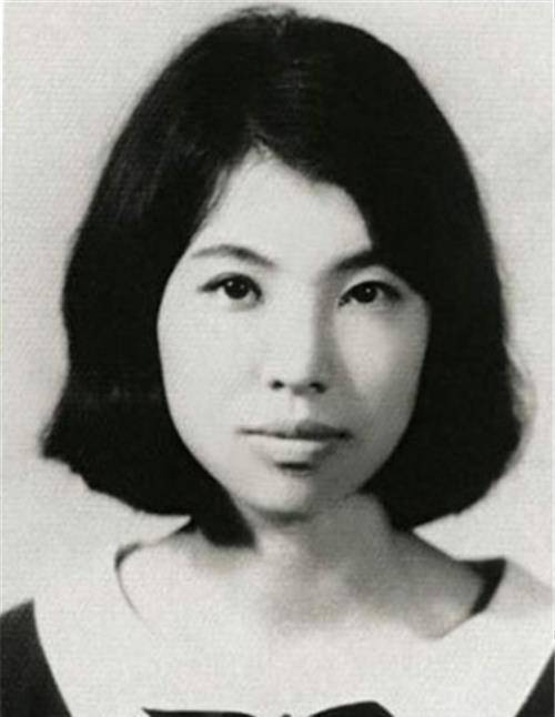 三毛原名叫陈平,1943年出生于重庆市南岸区黄桷垭正街,三毛对写作的