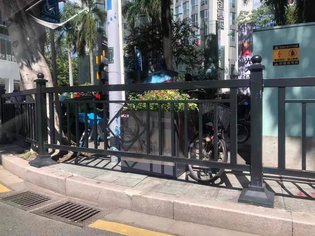 马路中间安装市政隔离护栏的优点